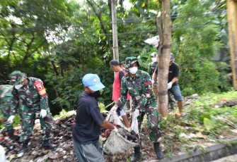 Kerja bakti bersihkan lingkungan bersama warga