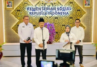 Mensos Saifullah Yusuf saat memberikan keterangan pers di Jakarta, Selasa (10/2)