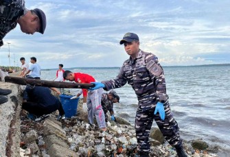 Pembersihan sampah di Pantai TPI Bonehalang Kepulauan Selayar 
