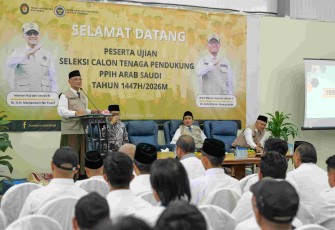 Menhaj Mochamad Irfan Yusuf memberikan arahan di Jeddah, Jum'at (13/2)