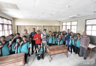 Foto bersama situasi SMPN 48 Sa Ate, NTT