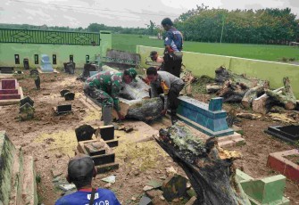 Pembersihan lokasi makam desa