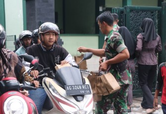 Berbagi takjil gratis 