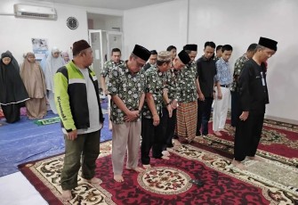 Salat berjamaah di aula PMI Kota Depok 