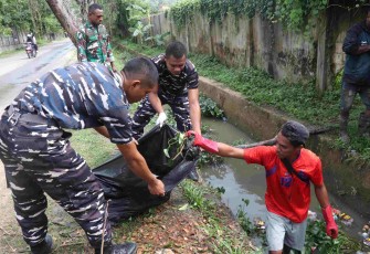Prajurit Kodaeral XIV Sorong bersihkan lingkungan 