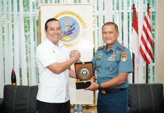 Dankodaeral XIV Laksamana Muda TNI Djatmoko menerima cenderamata 