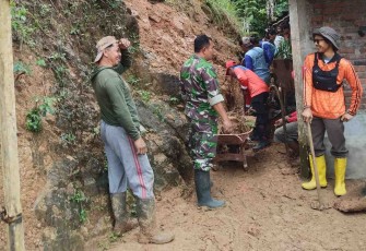 Evakuasi material longsor di wilayah desa binaan 
