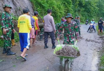 Gotong royong evakuasi material longsor 