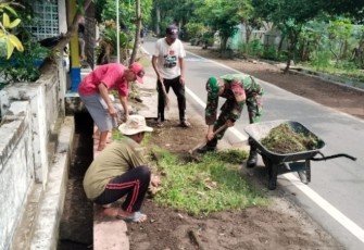 Kerja bakti bersihkan lingkungan bersama warga