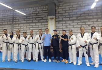 Ketua KONI Kota Depok, Herry Suprianto foto bersama Pengcab Taekwondo Depok