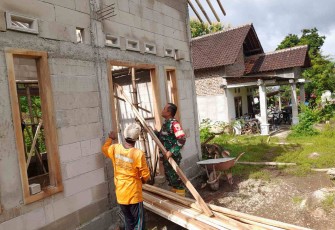 Bantu bangun rumah warga desa binaan 