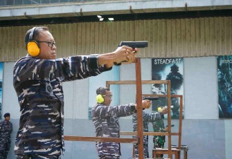 Latihan menembak pistol 