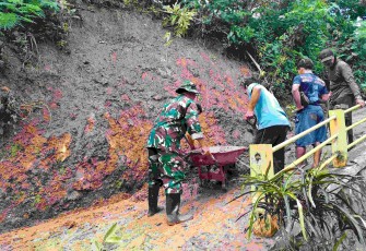 Pembersihan drainase jalan desa