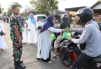 Persit KCK Cabang XX Dim 0806 membagikan takjil gratis 