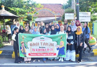 Berbagi takjil TK Kartika IV-21 Madiun
