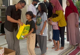 Santunan anak yatim warga RW15 Medokan Ayu