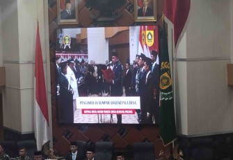 Bupati Kabupaten Bogor Rudy Susmanto saat melantik Kepala Desa Gunung Picung Abdul Rohim, Senin (16/3)