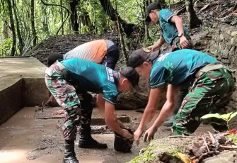 Bersihkan penampungan air warga perbatasan 