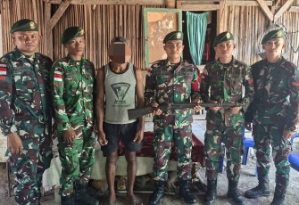 Foto istimewa warga sukarela serahkan senjata api