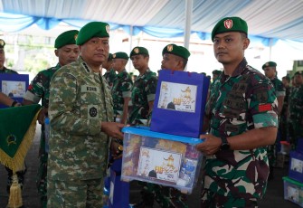 Danrem 083/Bdj Kolonel Inf Kohir memberikan bingkisan lebaran, Selasa (17/3)