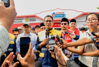 Wamen ESDM Yuliot saat memberikan keterangan pers di Batang, Jawa Tengah, Rabu (18/3)