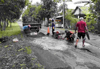 Tambal jalan di wilayah desa binaan 
