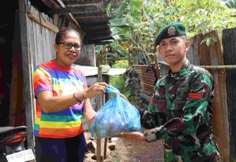 Jum'at berkah Satgas Pamtas Yonarmed 12 Kostrad 