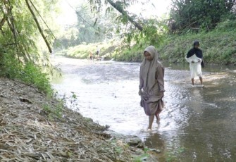Warga Bungkal Ponorogo saat menyebrangi sungai karena tidak ada jembatan  