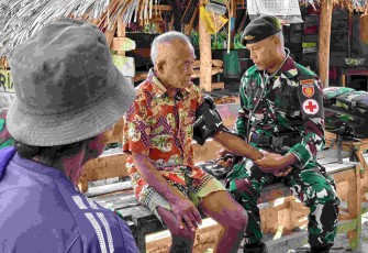 Pelayanan kesehatan satgas Yonarmed 12 Kostrad 