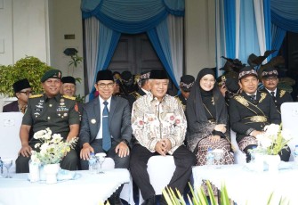 Bupati Malang Drs H.M. Sanusi (batik) saat menghadiri upacara HUT ke-112 Kota Malang, Rabu (1/4)