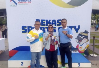 Ketua KONI Kota Depok, Herry Supriantob (kanan) , bersama Eko Herwiyanto (kiri), Kadisporyata Kota Depok, serta Nina Suzana, Ketua Panitia Besar Porprov Jabar XV untuk kontingen Kota Depok menghadiri acara Hitung Mundur menuju Porprov Jabar XV 2026 yang digelar di Plaza Patriot Chandrabhaga, Kota Bekasi