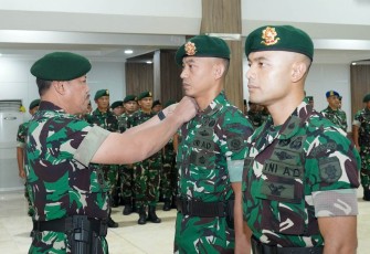 Kaskostrad Mayjen TNI Sachono menyematkan kenaikan pangkat prajurit, Rabu (1/4)