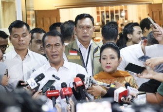 Mentan RI Andi Amran Sulaiman memberikan keterangan pers usai rapat kerja dengan Komisi IV DPR RI di Jakarta, Selasa (7/4)