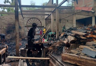 Pembersihan material pasca kebakaran 