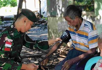 Pelayanan kesehatan satgas Yonarmed 12 Kostrad 