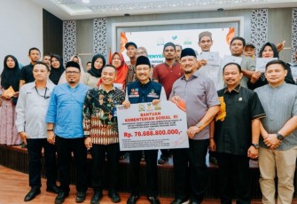 Mensos Saifullah Yusuf menyerahkan bantuan di Aceh Tamiang 