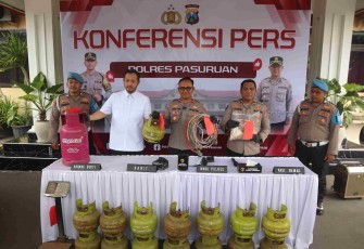 Kapolres Pasuruan AKBP Harto Agung Cahyono saat konferensi pers 