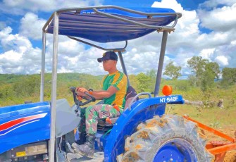 Olah lahan pertanian dengan traktor