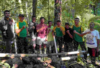 Tuntaskan perbaikan pipa air bersih di perbatasan