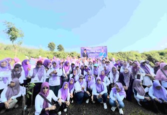 Fun walk dan tanam pohon di Kawasan Ekonomi Khusus Singhasari, Kabupaten Malang, Sabtu (18/4)