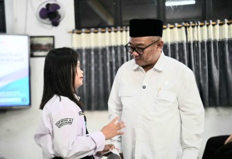 Mendikdasmen Abdul Mu'ti saat berdialog dengan siswa SMP Negeri 16, Jakarta, Senin (20/4)