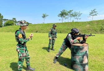 Aksi menembak taruna Akmil di Ajusta Shooting Range Match 3