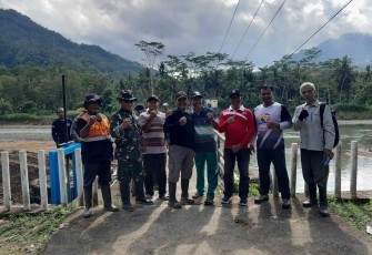 Pembersihan saluran irigasi