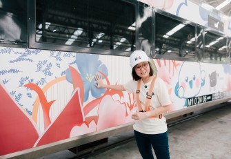 Wakil Menteri Ekonomi Kreatif, Irene Umar, berpartisipasi langsung dalam karya seni lukis kolaborasi Kementerian Ekraf x KAI x Erica Richardo dalam rangka memperingati Hari Kartini