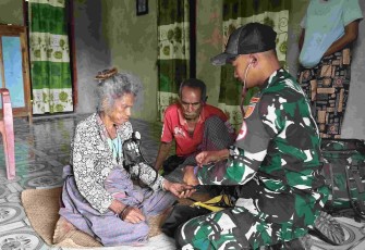 Pelayanan kesehatan satgas Yonarmed 12 Kostrad