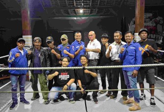 ALASTUA TNI AD foto bersama dalam event boxing di Cafe Loka Manik, Batu, Sabtu (25/4)