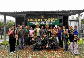 Bedah rumah Yonarmed 12 Kostrad