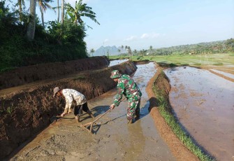 Bantu olah lahan pertanian warga binaan