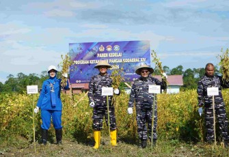 Dankodaeral XIV Laksamana Muda TNI Djatmoko menyambut Wapres Gibran, Selasa (21/4)