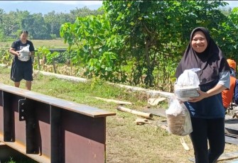 Ibu-ibu Ponorogo bawakan makanan pekerja jembatan perintis garuda